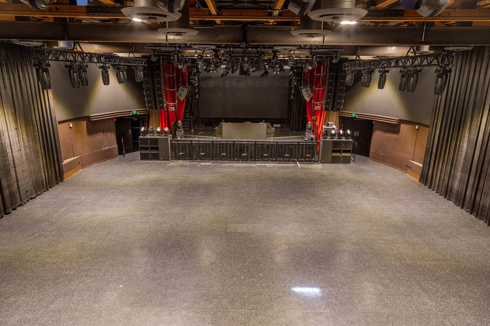 The floor and stage at The Vermont Hollywood from the side of the room