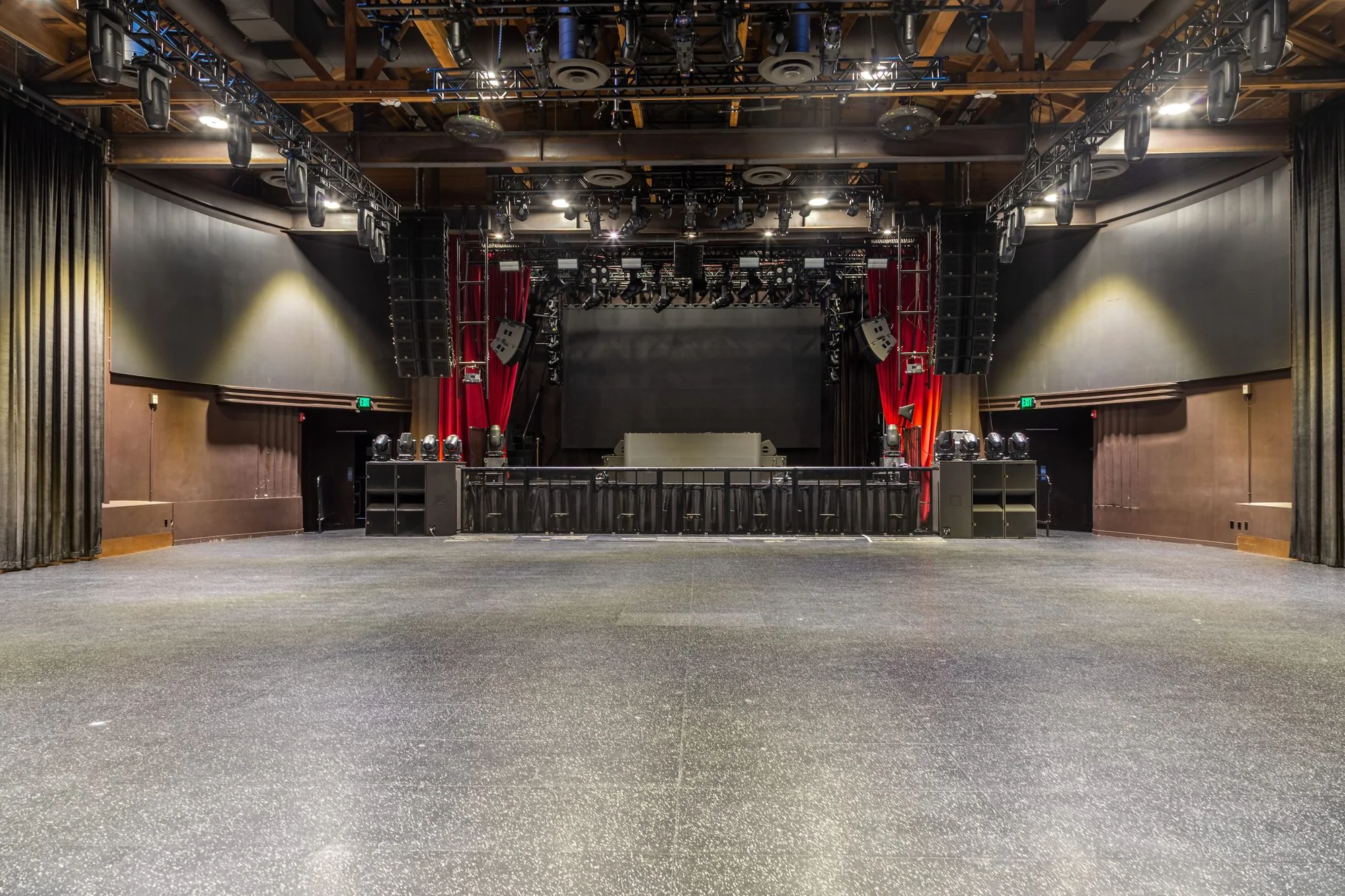 The stage and empty floor at The Vermont Hollywood, photographed by ConneryFilm